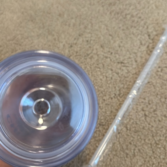 Plastic cup with straw - Picture 2 of 2